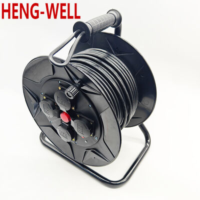 Carretel de cabo retrátil preto para exterior, projetado para fácil implantação e retração de cabos em locais de trabalho externos desafiadores